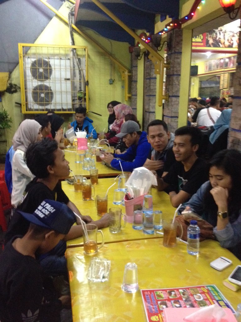 Selamat berbuka semua yaaa, kita lagi nungguin nasinya nih hihihi #RamadhanBarengKBJ <a href="/DennyCagur/">Denny Cagur</a>