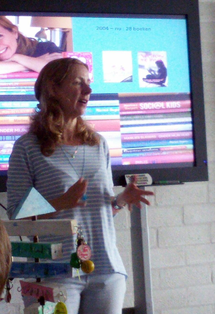 theek5's tweet photo. Auteur @marliesslegers bezoekt @DeKringRijen Volgende week vliegen haar boeken de bieb uit! @theek5 @GilzeEnRijenNL https://t.co/rLMv0e55ie