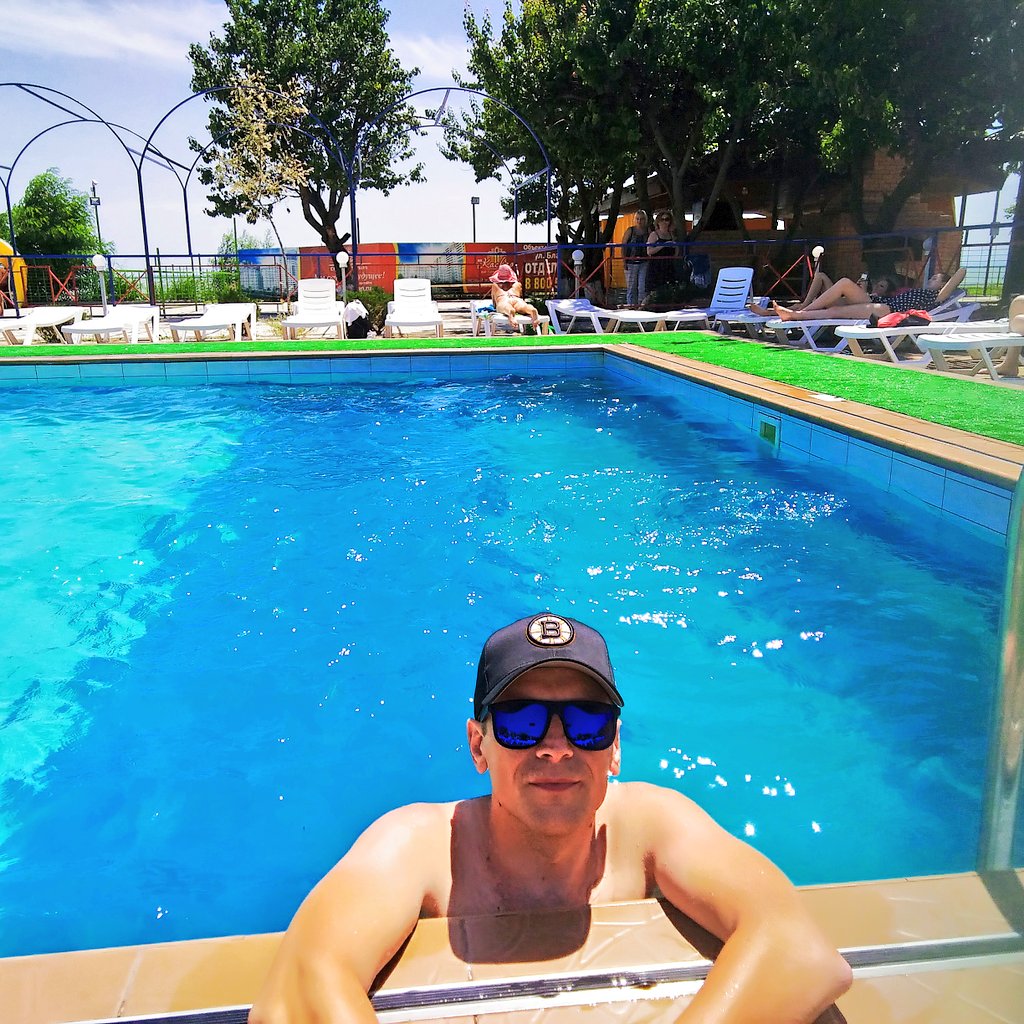 Пятница. Просто в офисе жарко, решили поработать в бассейне.