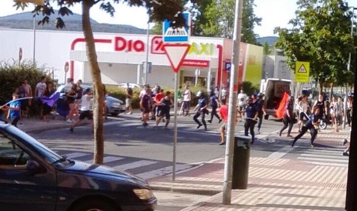 ernaigazte's tweet photo. Mendillorriko kalejiraren aurkako errepresioa salatzeko prentsaurrekoa 18:00tan. Faxistak! https://t.co/JAGT1xGIFh https://t.co/kxAvvZneXA