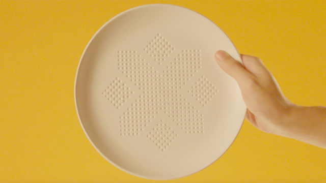 OzonMagazine's tweet photo. This #Plate Removes 30 #Calories From Your #Meal! https://t.co/tBt9RrIugZ #grease #food #absorbplate #oil #bbdo https://t.co/XyqgqWfr6i