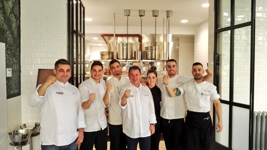 Hemos tenido al gran @MartinBerasategui en los fogones de #ClubALMA junto a nuestro equipo de cocina ¡Todo un honor!