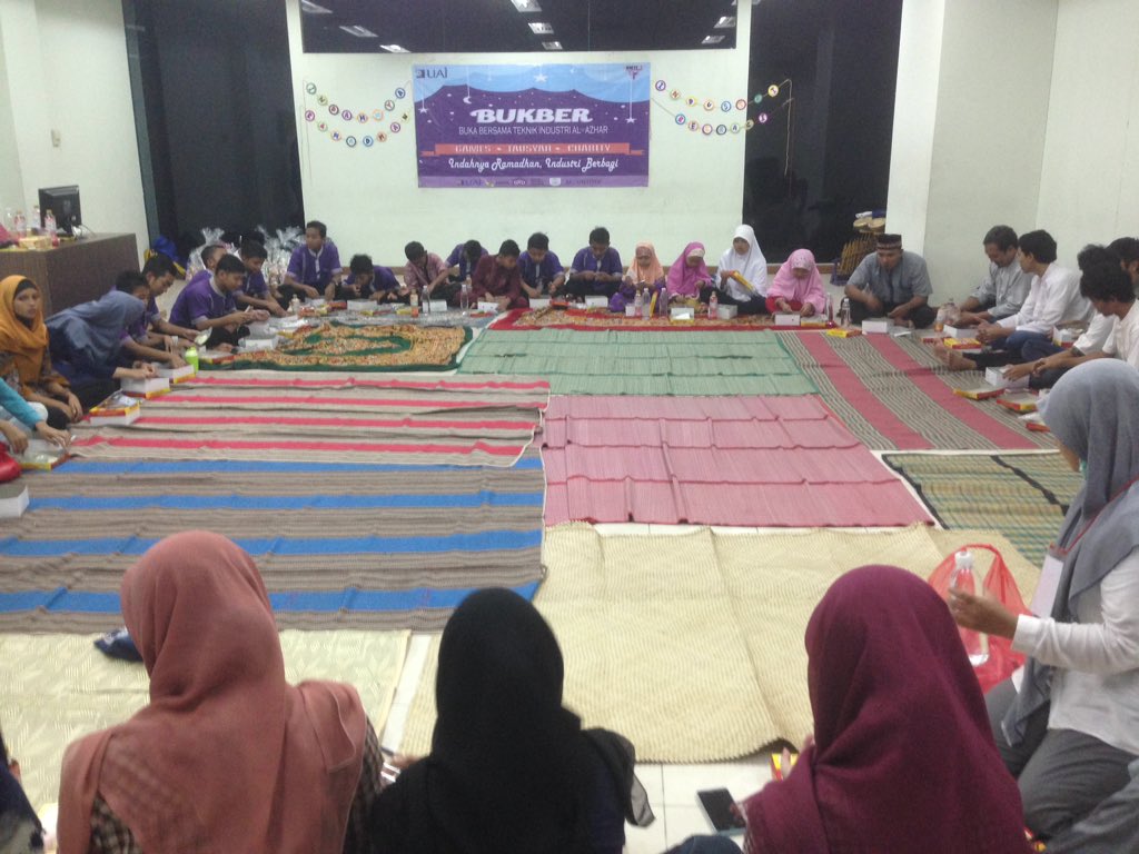 Makan malam bersama di acara buka bersama teknik industri al azhar