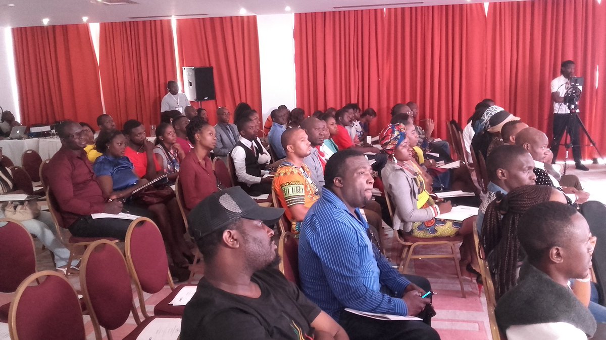 Douala_CKoment's tweet photo. 9 ans de réalisations, relatés par le DG PSC PROD #CREATIVDay https://t.co/1U9A8mLWaz