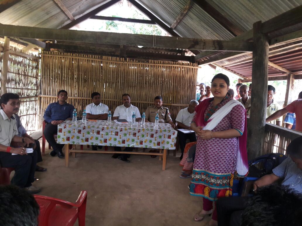 NRCupdateAssam's tweet photo. DC #Goalpara conducts a meeting with #GaroCommunity members residing along #AssamMeghalayaborder. #NRC #Meghalaya https://t.co/uW6aNH8k09