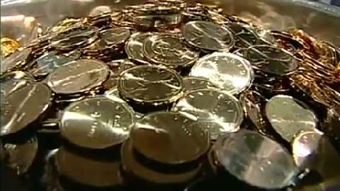 CityNewsTO's tweet photo. Loonie falls against U.S. dollar but rises against pound as UK votes to leave EU https://t.co/QkQbg8hOHz https://t.co/y65r8jShw5