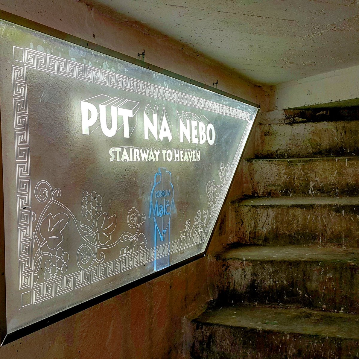 volimcvarke_rs's tweet photo. Srpska varijanta... #StairwayToHeaven #PodrumMalca https://t.co/dgXQ3nVLE3