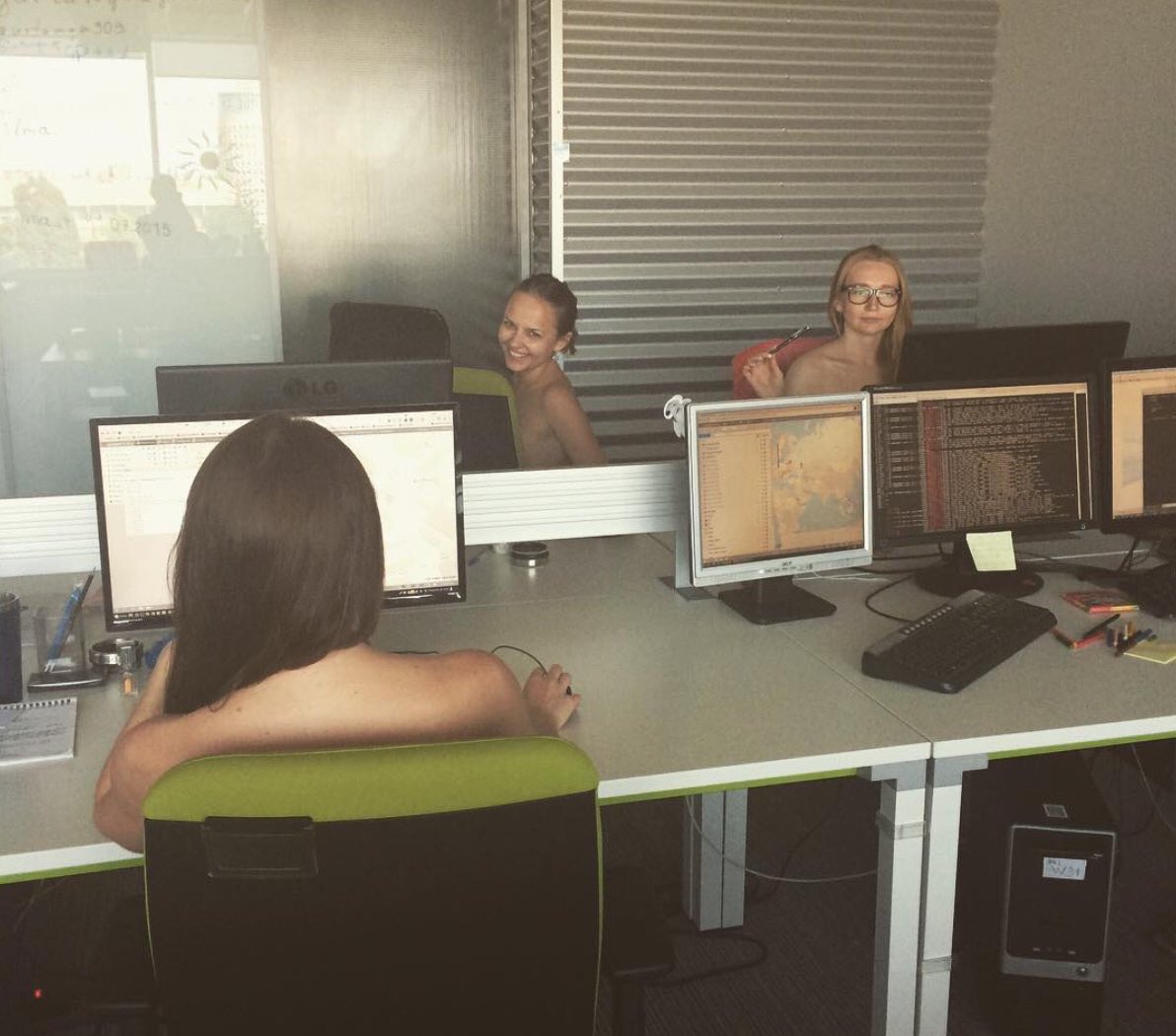 pravdanews's tweet image. «Раздеваться и работать»: белорусы буквально восприняли совет президента
42.tut.by/501844