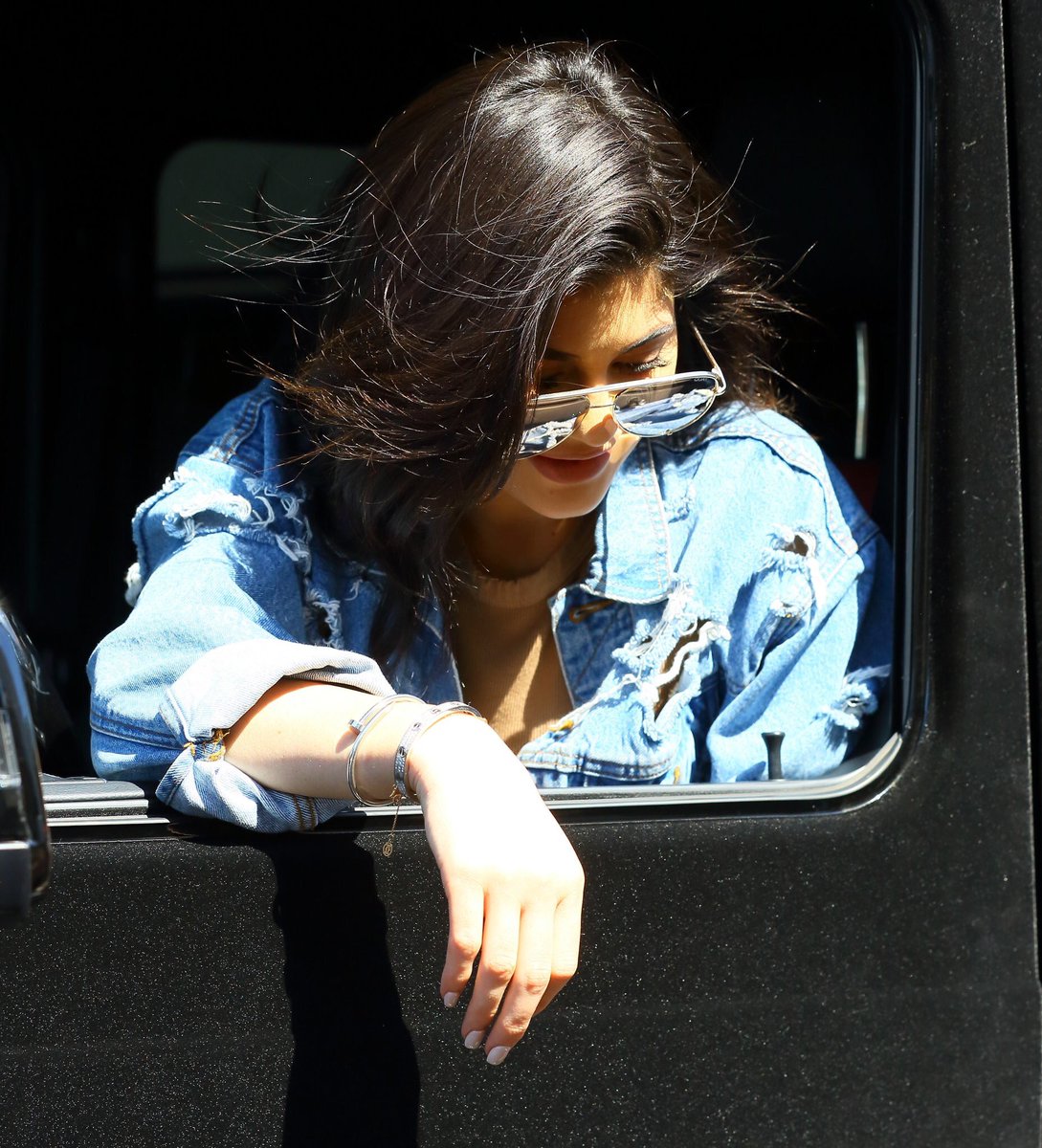 _KardashiansOff's tweet photo. 2 : Kylie out and about in Woodland Hills, CA today. 😍 #KylieJenner #JennerUpdates https://t.co/SNcetxQkBk