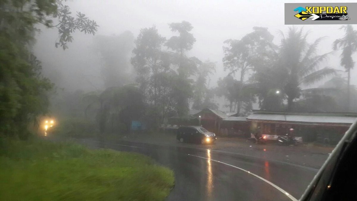 Hujan membuat jarak pandang, grip ban, performa rem hingga vitalitas pengendara jd terganggu. Konsentrasi harga mati