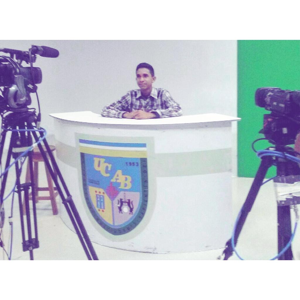 LeonardjoseeG's tweet photo. Haciendo lo que quisiera ejercer en un futuro, #Noticiero #EnfoqueActual #Ucab #Com403 https://t.co/Q29L1QiEUU