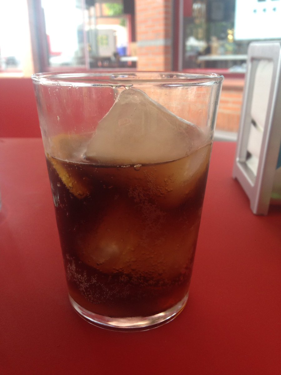 FranciscodPaula's tweet photo. Iceberg en la Coca Cola (por cierto, con limón 😭😢) https://t.co/JRMZgI0E95