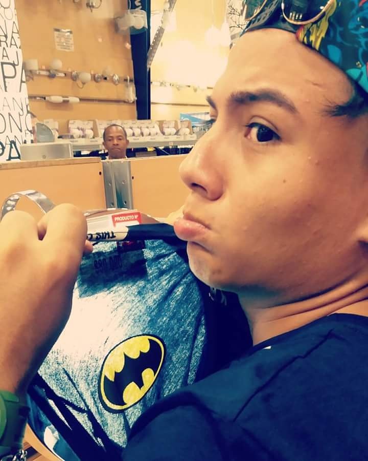 AndresVtv's tweet photo. Buscando a Batman. #BatmanvSuperman #batman #MarvelQuestionOfTheWeek https://t.co/6XckAmbg5Q
