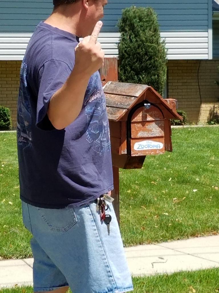 RB_2THREE's tweet photo. This motherfucker @torqueflite727 has had the whole week off and hasnt even touched the mailbox #CameraAdds20lbs https://t.co/gY8bbUboq2