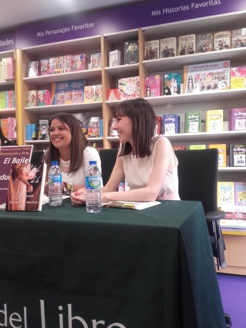 CarmenTalon's tweet photo. En la presentación del #libro #ElBaileDeLaSeducción en @casadellibro          Enhorabuena chicas!! Éxito en ventas 👏 https://t.co/746gjiETMR