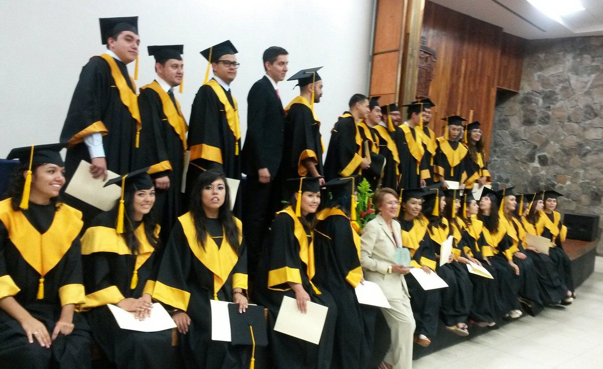 florAlGom's tweet photo. Felicidades XXVI Generación #LIDILE Orgullo #UdG https://t.co/NWpqC5i6oR
