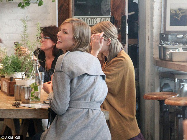 evelynhugos's tweet photo. Karlie moved to protect Taylor from the cameras. I- https://t.co/7HM0ODruJF