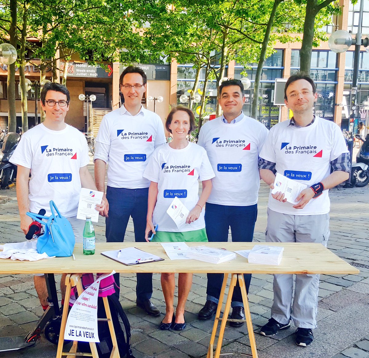fadouce's tweet photo. + de 72 000 Français l'ont signée! Laprimairedesfrancais.fr @la_transition &amp; @lafonderic @FavierRegis #Lyon https://t.co/v9Aowr0Blb