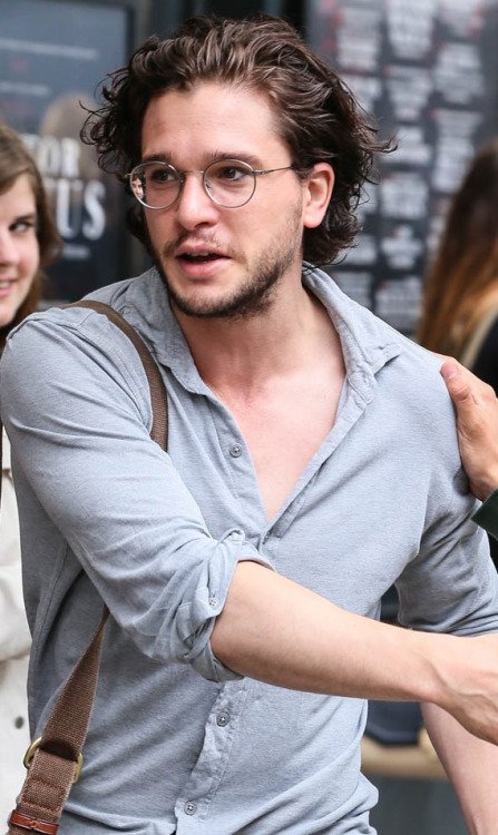 GoT_Cast's tweet photo. Kit Harington in London. (23 June, 2016) https://t.co/ggwp0uZCvJ