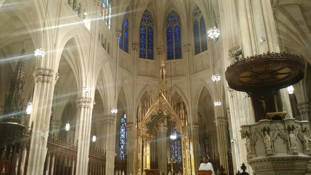 MotorHomeOk's tweet photo. #ProyectoMotorhome sigue recorriendo NY. En la 5 av.  encontramos la Iglesia de San Patricio y pedimos por la copa. https://t.co/kxaxbbABEY