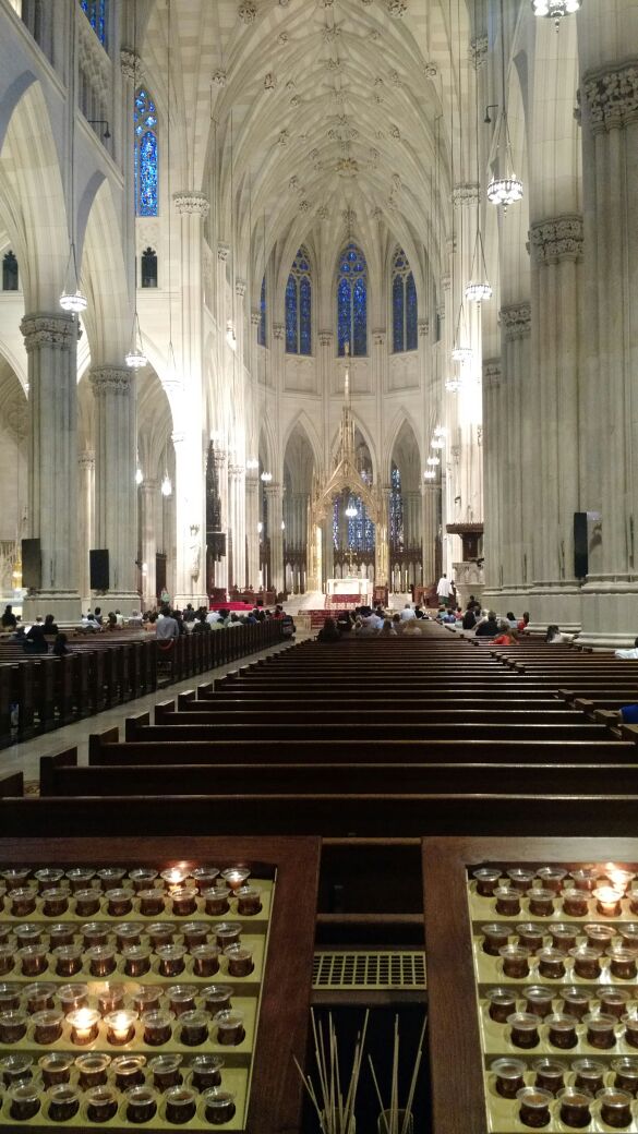 MotorHomeOk's tweet photo. #ProyectoMotorhome sigue recorriendo NY. En la 5 av.  encontramos la Iglesia de San Patricio y pedimos por la copa. https://t.co/kxaxbbABEY