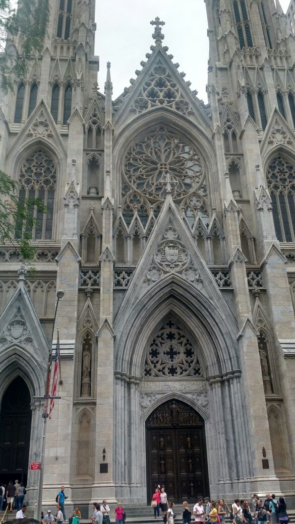 MotorHomeOk's tweet photo. #ProyectoMotorhome sigue recorriendo NY. En la 5 av.  encontramos la Iglesia de San Patricio y pedimos por la copa. https://t.co/kxaxbbABEY