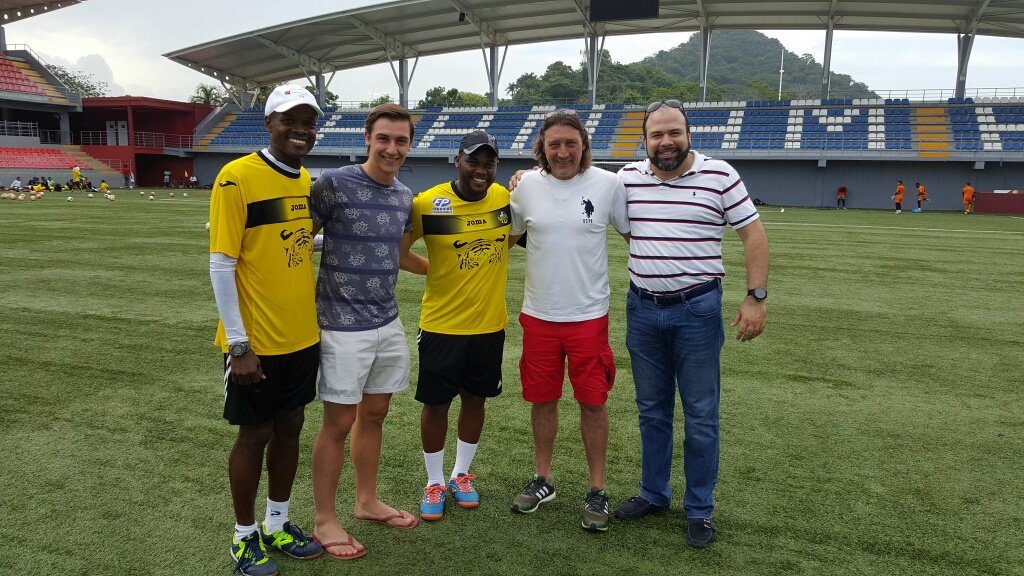 esterpty's tweet photo. #reencuentro  Jorge Dely Valdes ex-seleccionador Sub-17 #Panamá y su pupilo Arnau Mirambel #central4 ⚽⚽⚽⚽ https://t.co/egfTIexzEj
