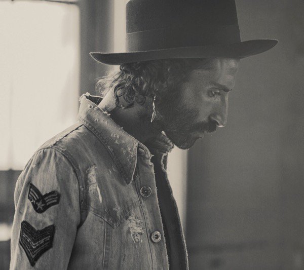 Nuevo single de <a href="/Leiva_Oficial/">Leiva Oficial</a>, el primer adelanto de su nuevo álbum #Monstruos 👹
apple.co/28VQkmo