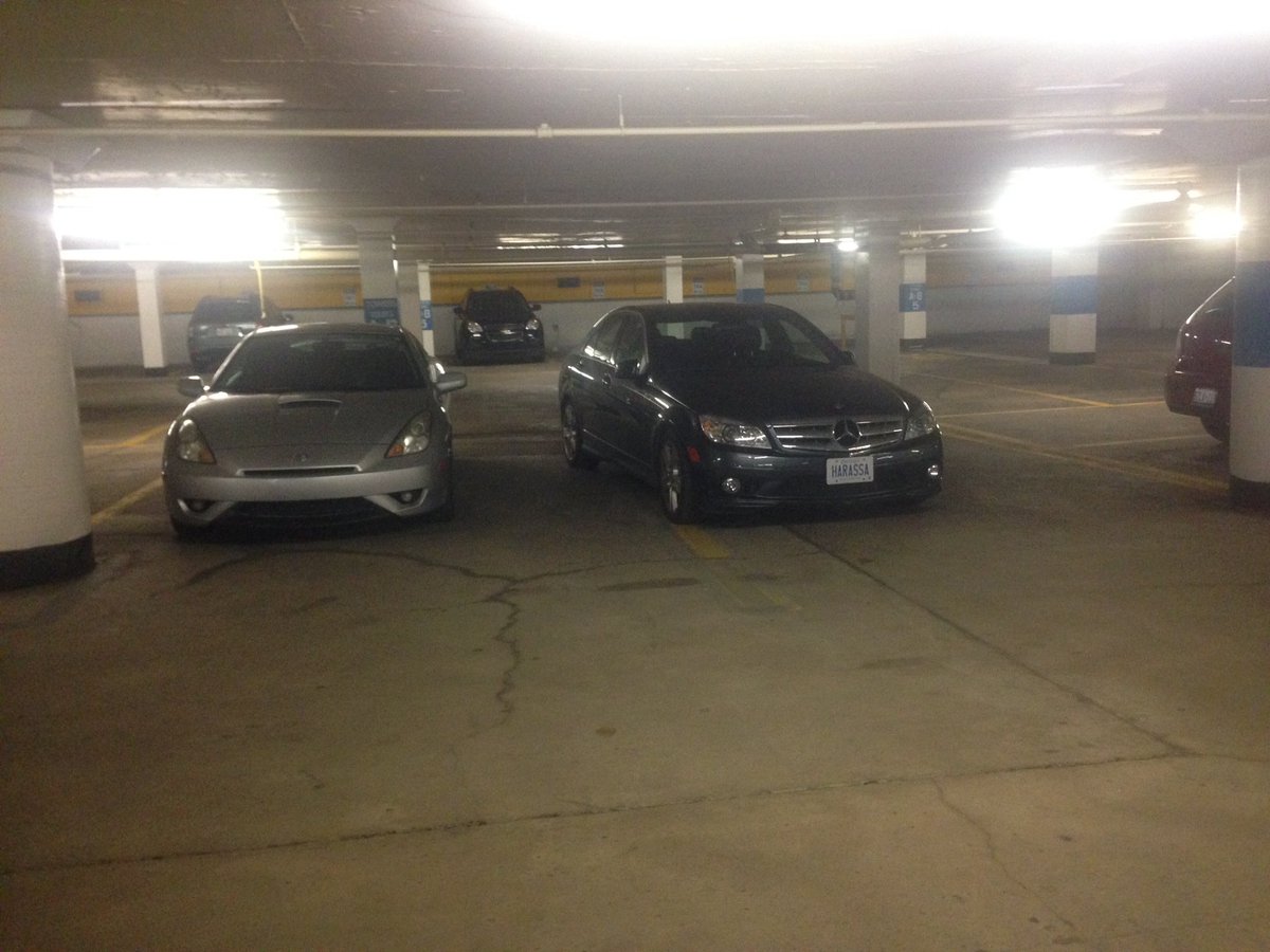 TsarinaAJ's tweet photo. .@failpark_yow extra large parking space and this #ottdriver is still incapable of parking in the lines. https://t.co/1wnqSDcqrM