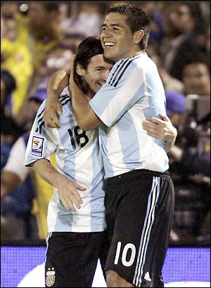 jfbona10's tweet photo. Como dijo @florpazok#24/6DiaMundialDelAmorALaPelotaFeliz cumpleaños Magos!@Liomessi @Jrr10 https://t.co/gu7HLcTDhE