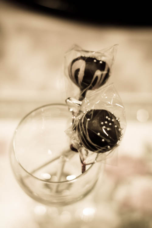 StappuTalks's tweet photo. Some #evenings, something small and sweet such as #cakepops are perfect to munch upon and wait for the #weekend. https://t.co/77hW2YMJra