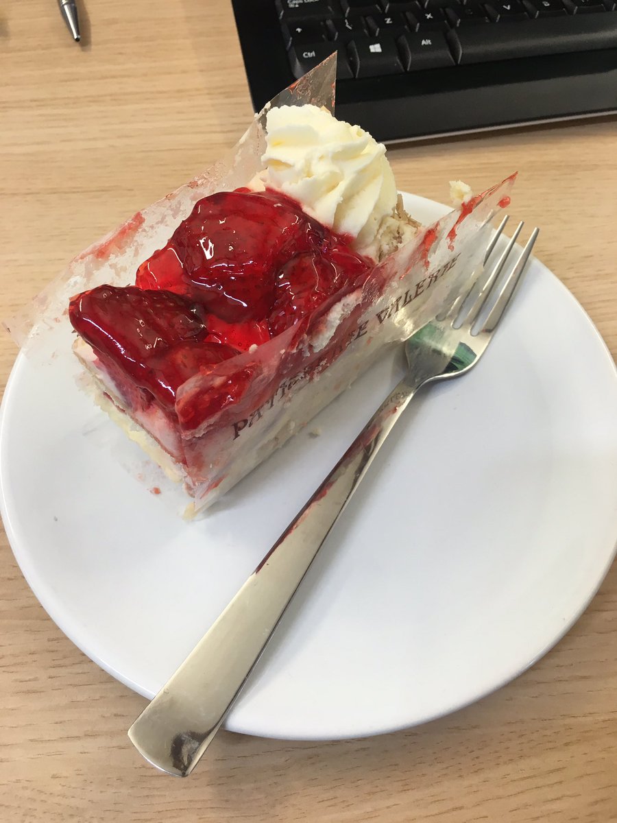 lauratravena's tweet photo. Afternoon treat from the boss! @flexiformltd #byebyesummerbod #5aday #dietcheatday 😂❤️ https://t.co/mv1eDo6YGX