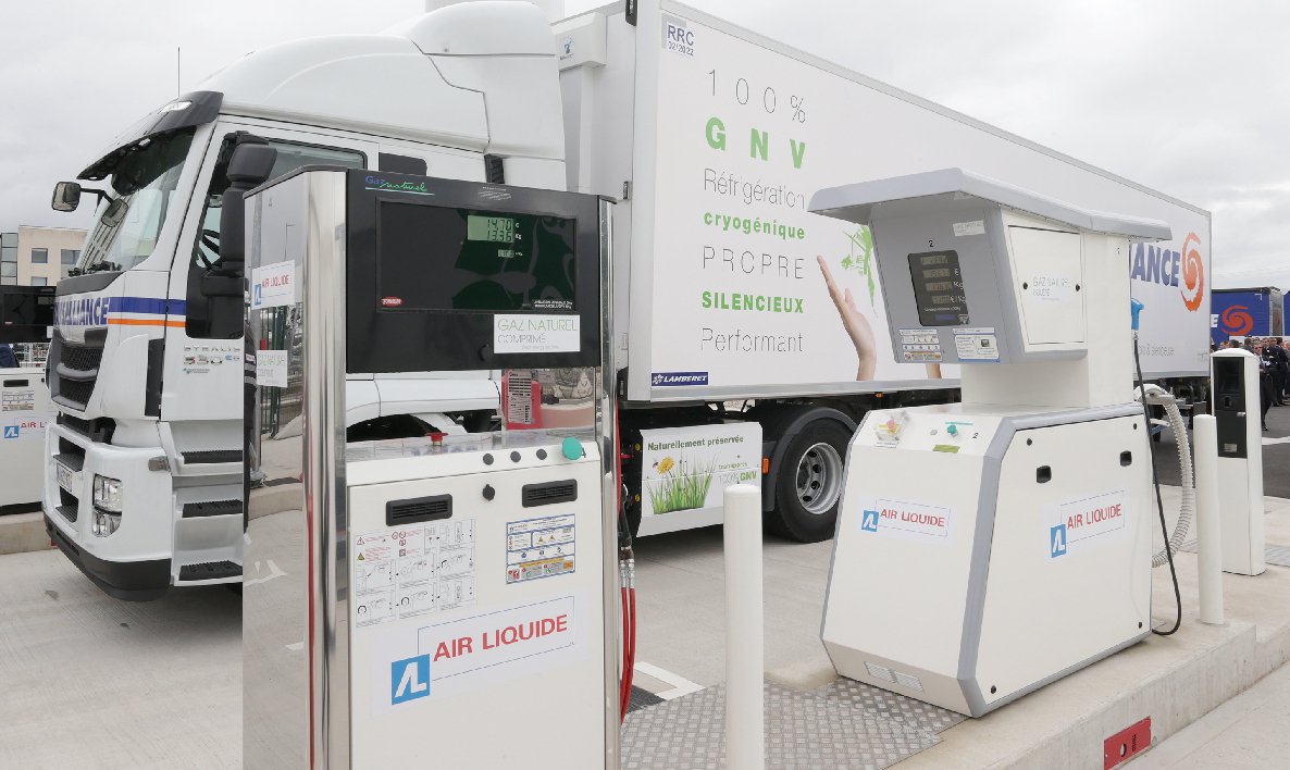 GRDF's tweet photo. Air Liquide veut rendre le transport routier plus propre avec le #GNV et le #BioGNV ! https://t.co/wAvqBzFtRz https://t.co/uPH1qABesp