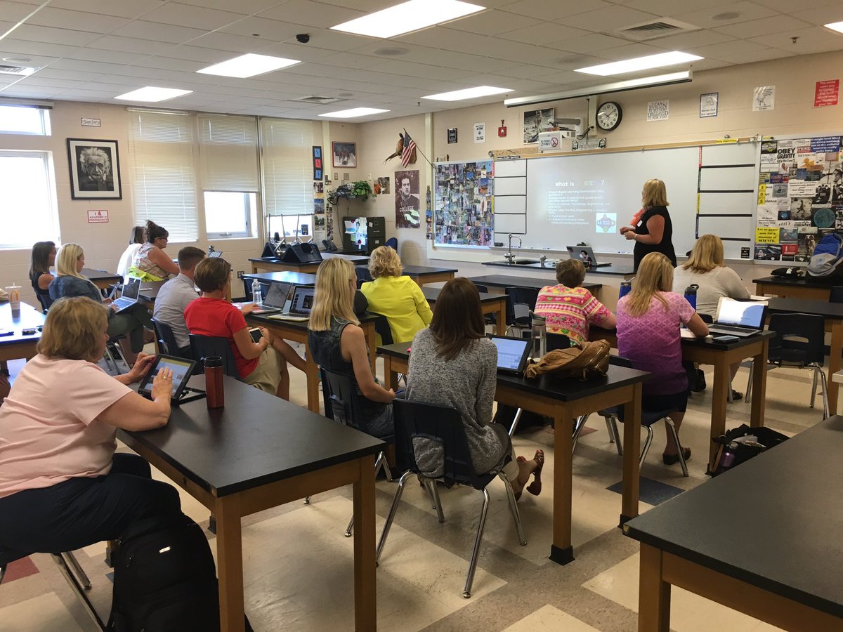 BoyneTechConf's tweet photo. Packed class for @MrsStid sharing how elementary students can redefine their learning! #boynetech https://t.co/iRIhMA0tF2