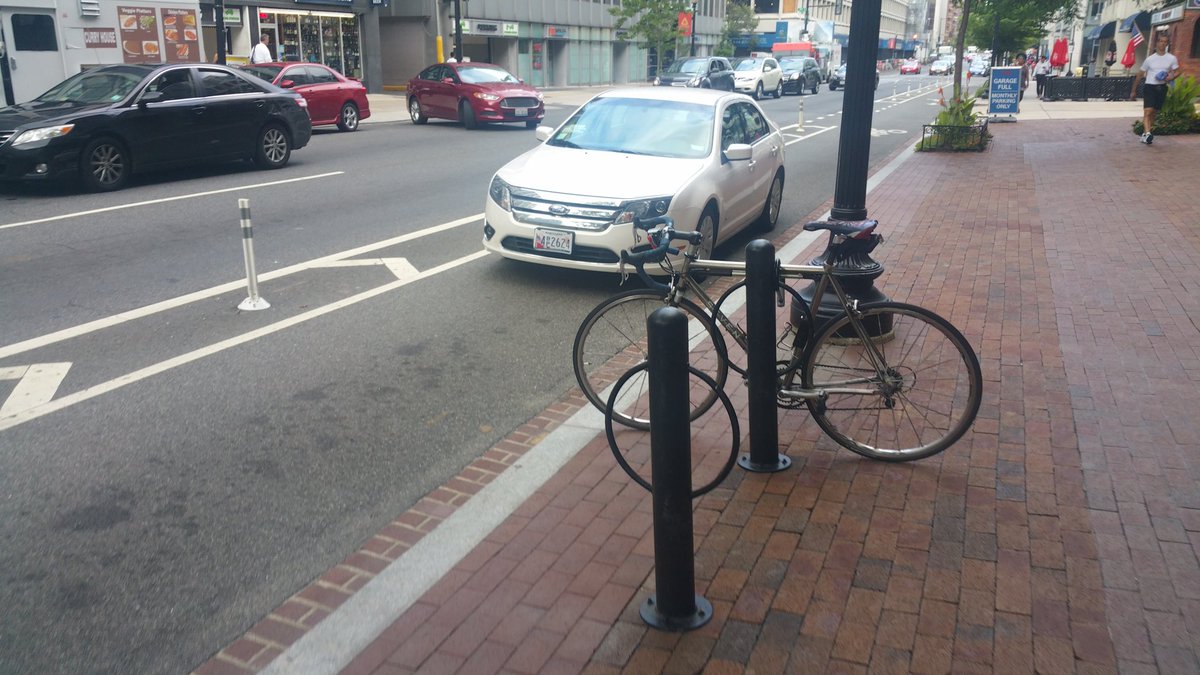 dcbikebatman's tweet photo. @DCPoliceDept @WABADC what's the point of having the L St cycle track when people park in it with impunity? #bikedc https://t.co/t7S8HT2YLS
