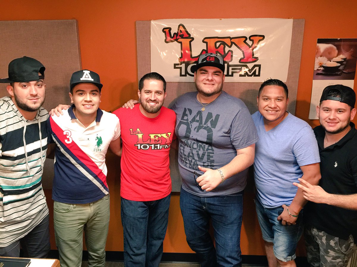 BANDONONONADMAX's tweet photo. La pasamos muy bien con nuestros compas El Chiquilin y DjGallo @NcLaLey los esperamos hoy en El Evolution De Wilson https://t.co/Hzv0AZfeZj