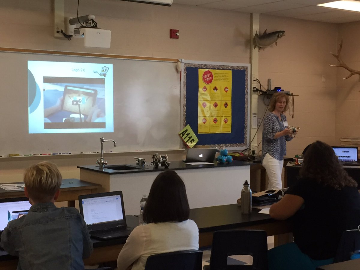 BoyneTechConf's tweet photo. Learning about @WonderWorkshop, Lego Wedo 2.0 &amp; other technology to engage Ss in Science @JanelCaverly #boynetech https://t.co/sAPTWF9QIM