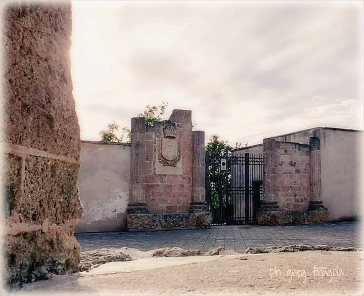 ParcoArcheo's tweet photo. Ti aspettiamo qui all'ingresso del #ParcoArcheologicoManduria.Tour alle 17, 18 e 19! (foto di Gregorio Fragola). https://t.co/ZsbzCbNNSH