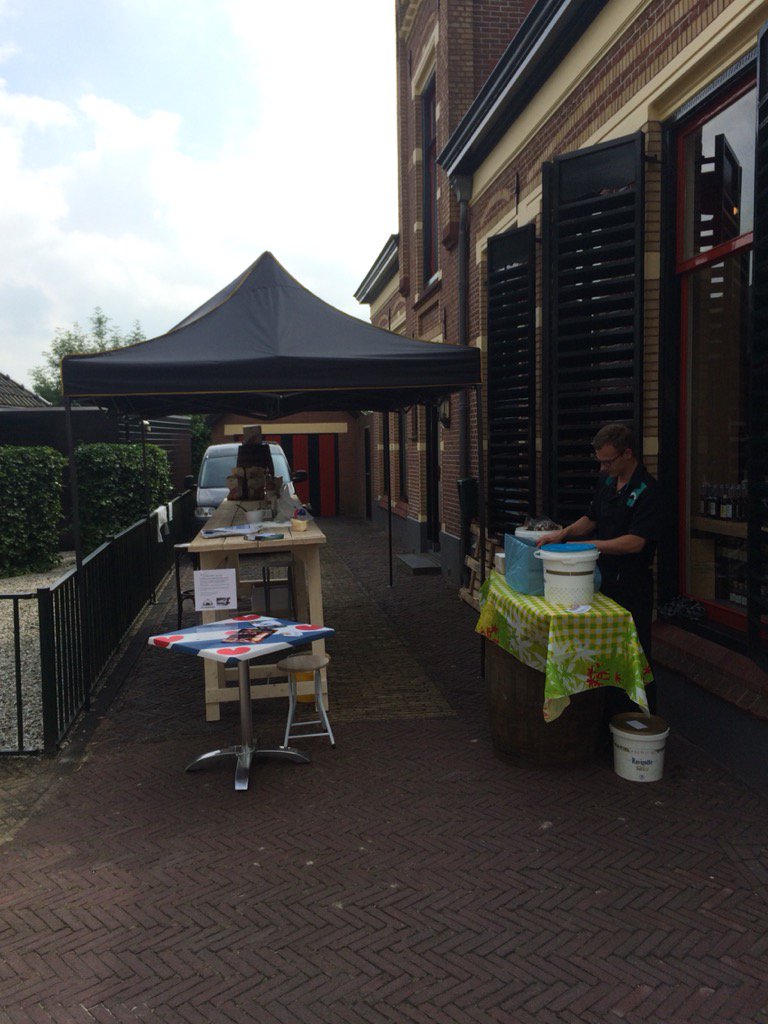 Wij staan er klaar voor. Komen jullie ook proeven? #hollandsenieuwe  #corenwijn bij wijnkoperij Joure