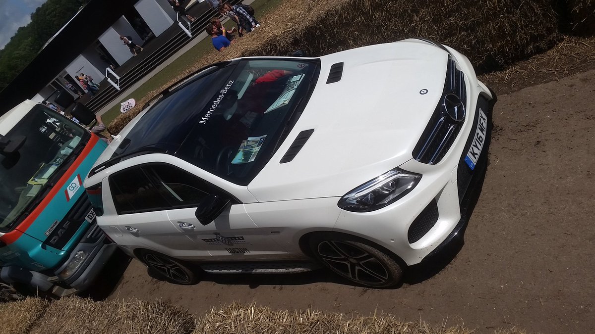 sarjsrihari's tweet image. #FOS @GoodwoodRRC @MercedesBenzUK #Medic2 #selfie. Nice German V8 in which to enjoy today's action!
