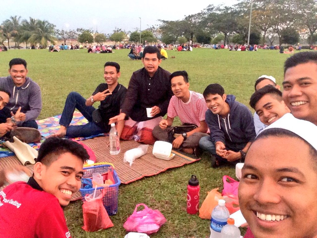 abdullah_e21's tweet photo. Iftar at dataran nilai+ taraweh sejid with le bros. #aspuraBbst #batch0711 https://t.co/V2WJhpE6YM