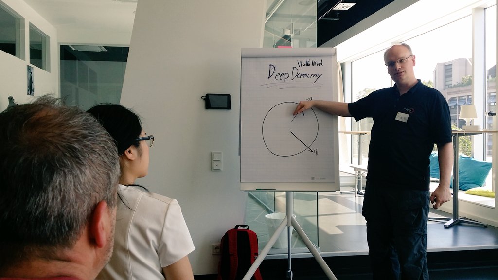 klaaaatuuuu's tweet photo. @ipreuss Deep Democracy / World Work - Trennen von Person und Postion @seibertmedia #smg16 #scrummastergathering https://t.co/sb607doEfp