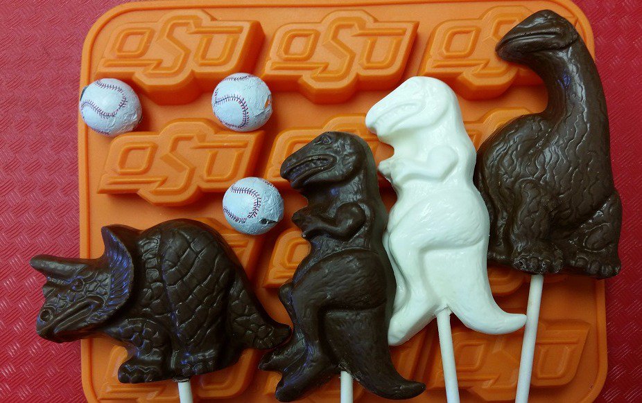 Buffetts_Candy's tweet photo. Game Day ready in ABQ with chocolate @utrop4pokes and his buddies! @OSUBaseball #GoPokes #OrangePower https://t.co/VXSNRBxeFA