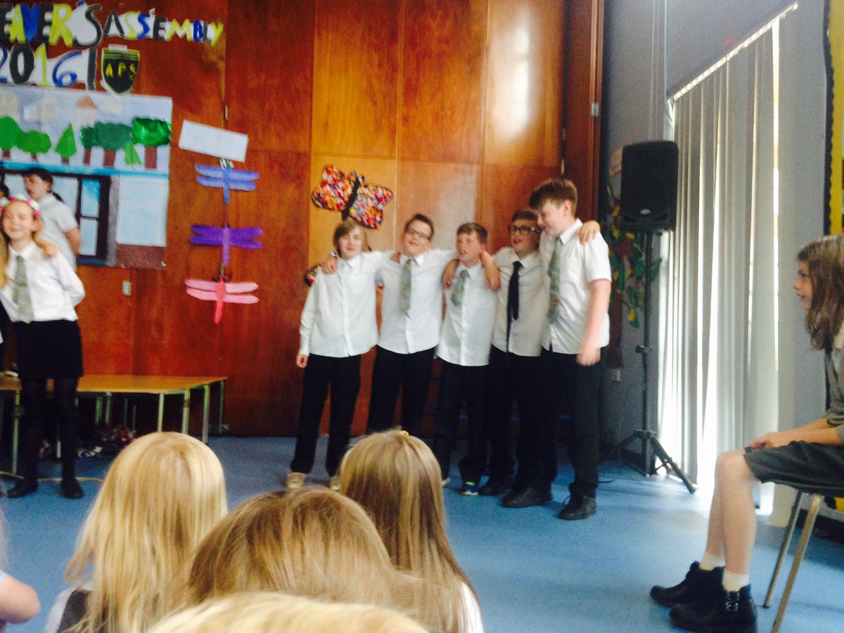 Miss_S_APS's tweet photo. P7 leavers assembly, forever friends 😢 https://t.co/nDoVVED8uT