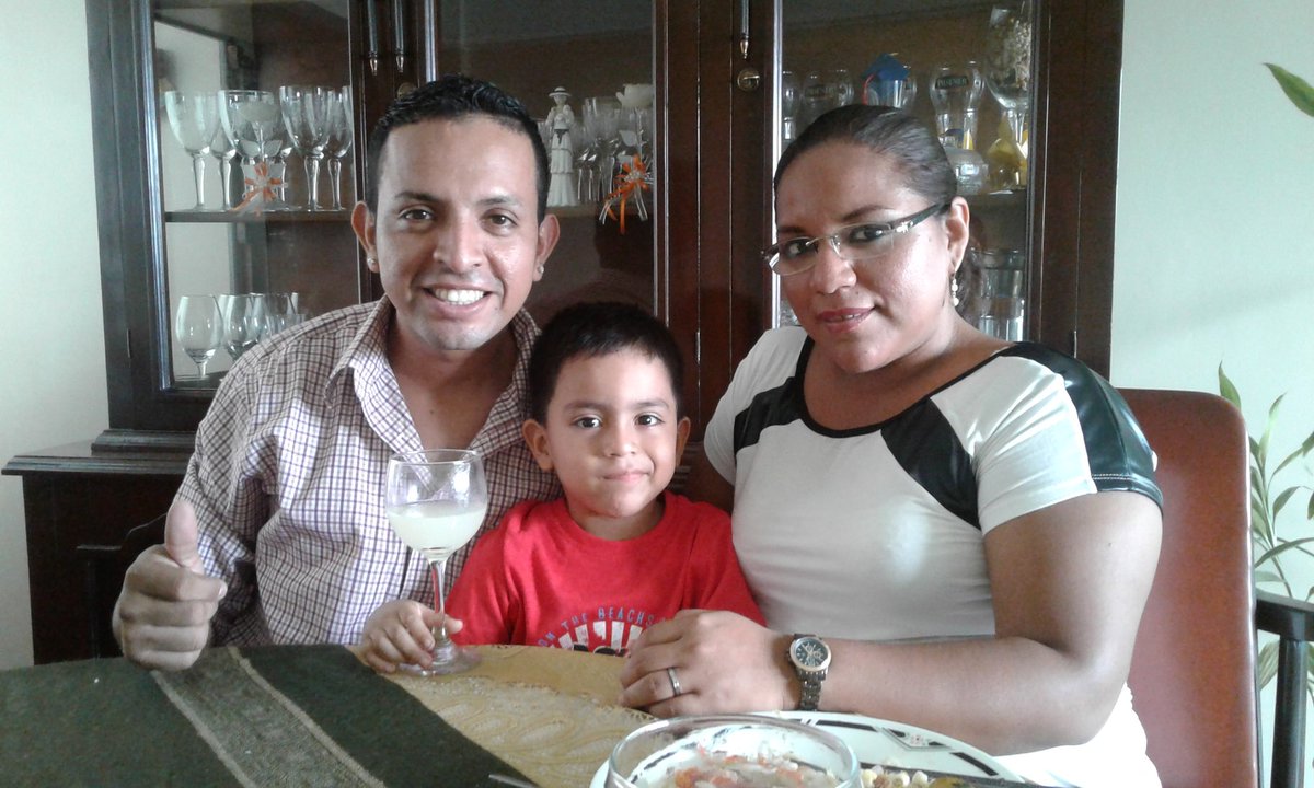daniela03041986's tweet photo. Felices en familia..#SonrrieEsViernes #DeCasaenCasa https://t.co/bJrPpRQSU9