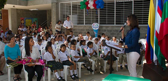 luzelenazcarate's tweet photo. Estamos comprometidos para que la alimentación de los niños y niñas de Cali se preste con amor y calidad #PaeCali https://t.co/TeIKHsBC0E