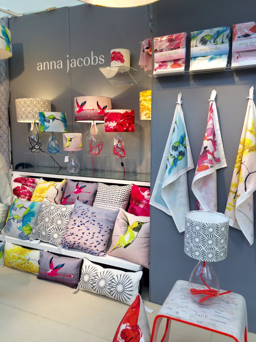 nicladice's tweet photo. @AnnaJacobsart #wow in love with your #style #colour #lampshade #birds #fuchsia #cuschion  #fabric https://t.co/f6Q0X4OhVs