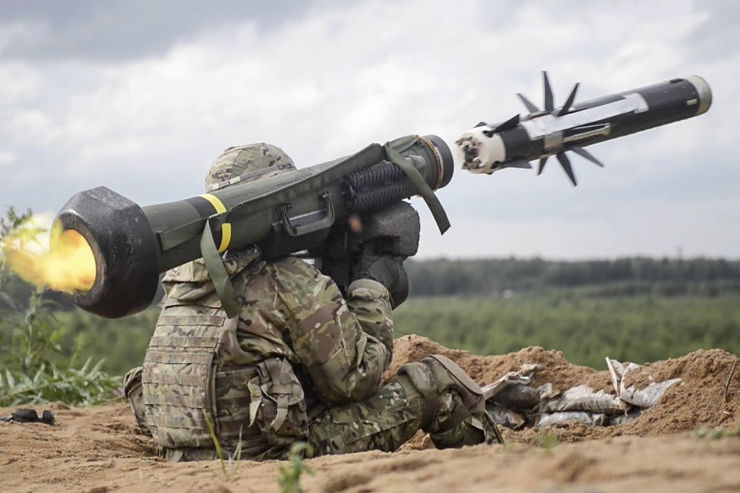 mybaseguide's tweet photo. Soldier from 2nd Cavalry Regiment fires a FGM-148 Javelin during live-fire training exercise for Saber Strike 16. https://t.co/GtoxJKakkK