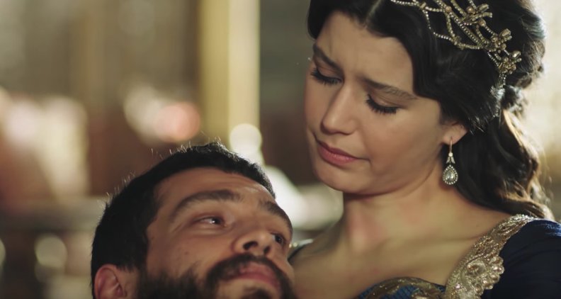 MyyKosem's tweet photo. "Gülüyorsam sebebi sensin."
Kösem, Sultan Ahmed aşkından aklımızda kalanlardan:
https://t.co/gy1sSL9pkg https://t.co/gpHLiQex95