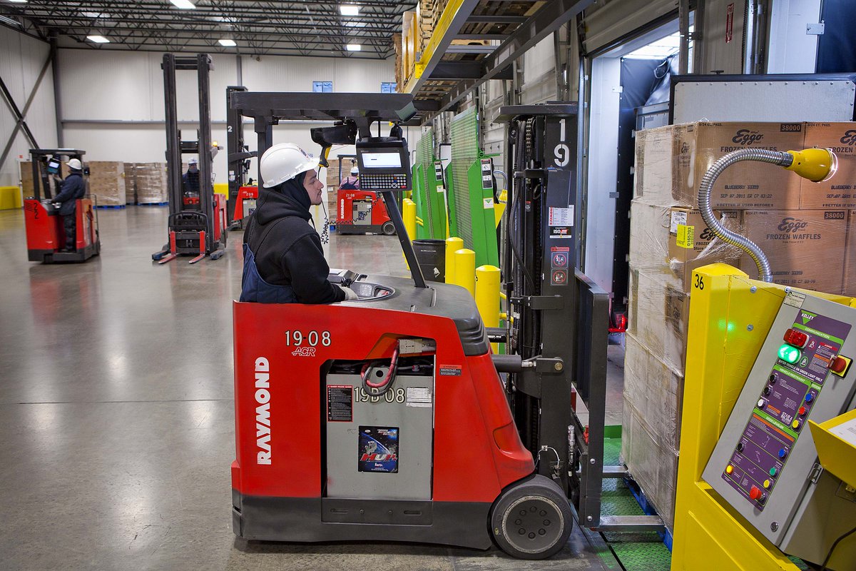 RaymondCorp's tweet image. Stand up and see the benefits: 5 reasons to shift to stand-up #counterbalanced lift trucks. bit.ly/28S4jJC